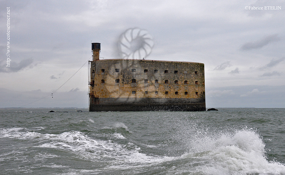 Fort Boyard entre les iles d'Aix et Olron