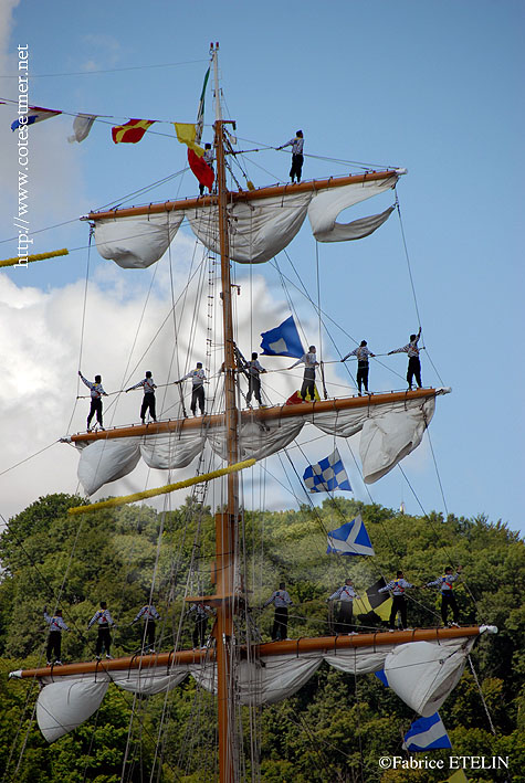 Marins sur les vergues du  CUAUHTEMOC ( l'aigle qui descend sur sa proie  en nahuatl) : nom du dernier empereur aztque.