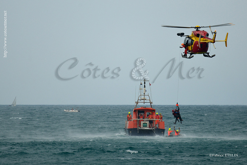 Sauvetage en mer au large de Saint Cyprien (SNSM et Scurit Civile)