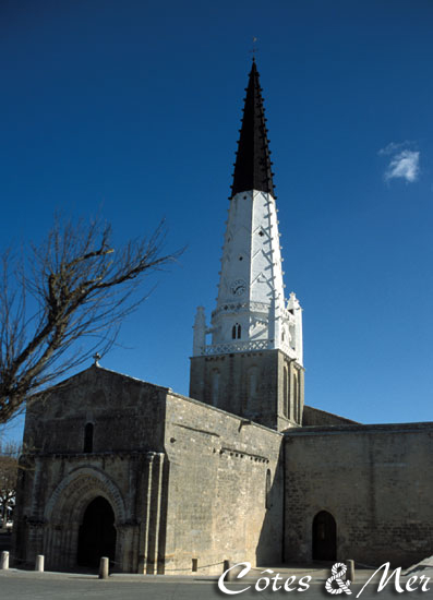 Amer et eglise d'Ars en r (Charente Maritime)