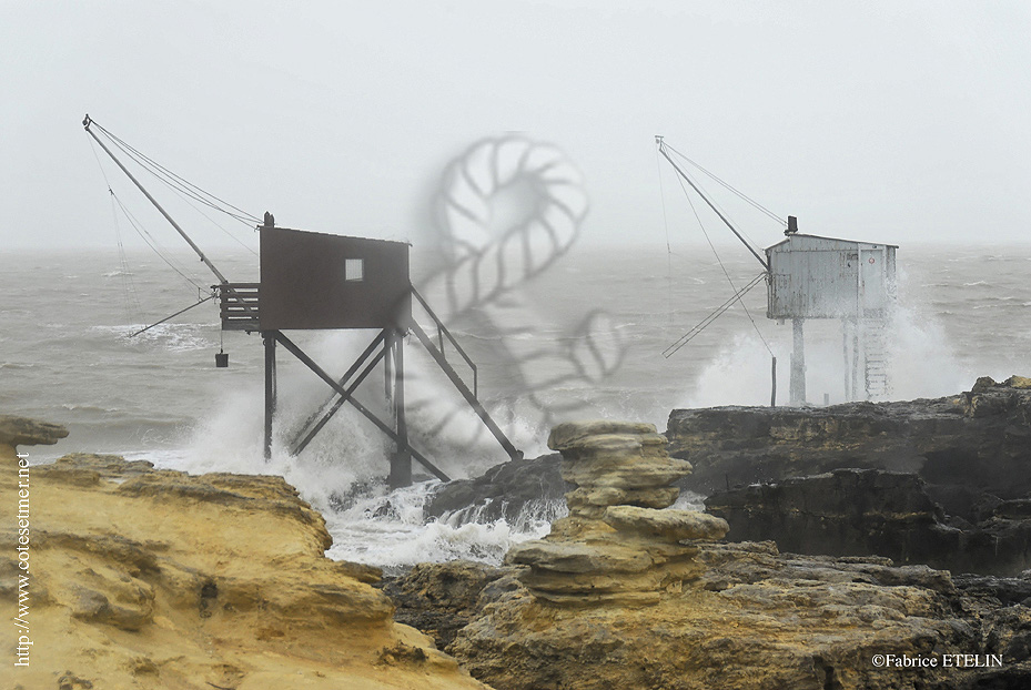 Carrelets dans la tempte  Saint Palais sur Mer