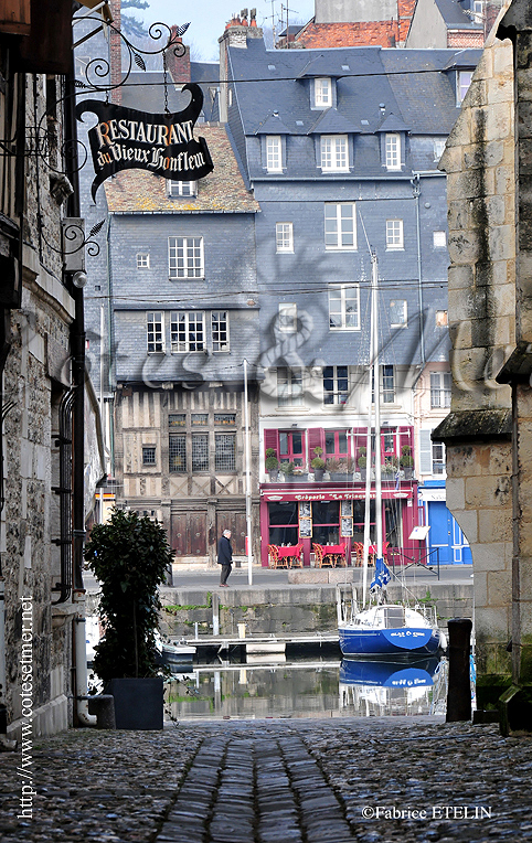 Honfleur,  ruelle sur le port