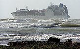 Porte conteneusr chou au large du bois plage dans l'ile de R